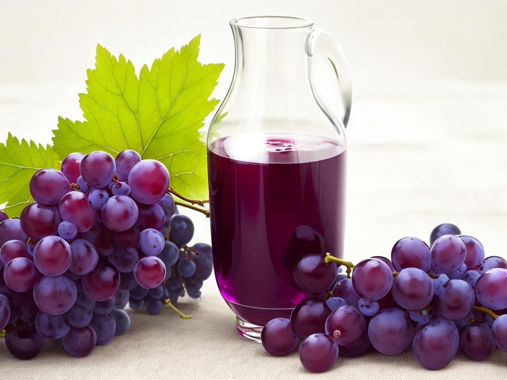 Виноградний сік, поряд гроди винограду Виноградний сік